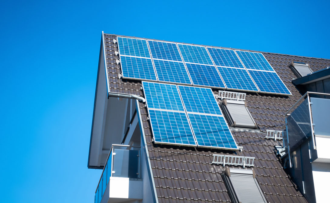 casa con paneles solares energía renovable