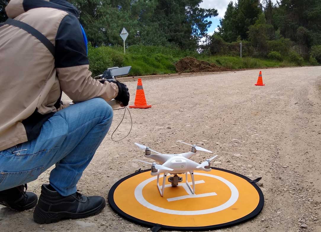 Aeroinspection ingeniero alr cargando drone