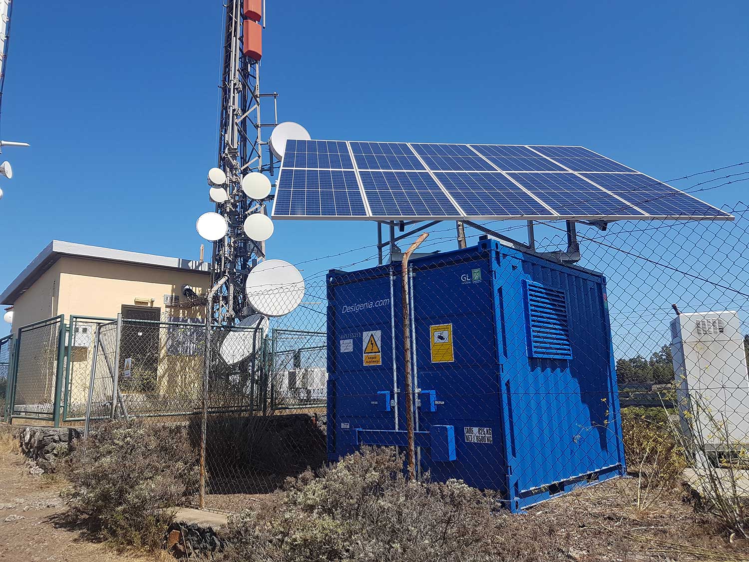 instalación de paneles solares para antenas de comunicación